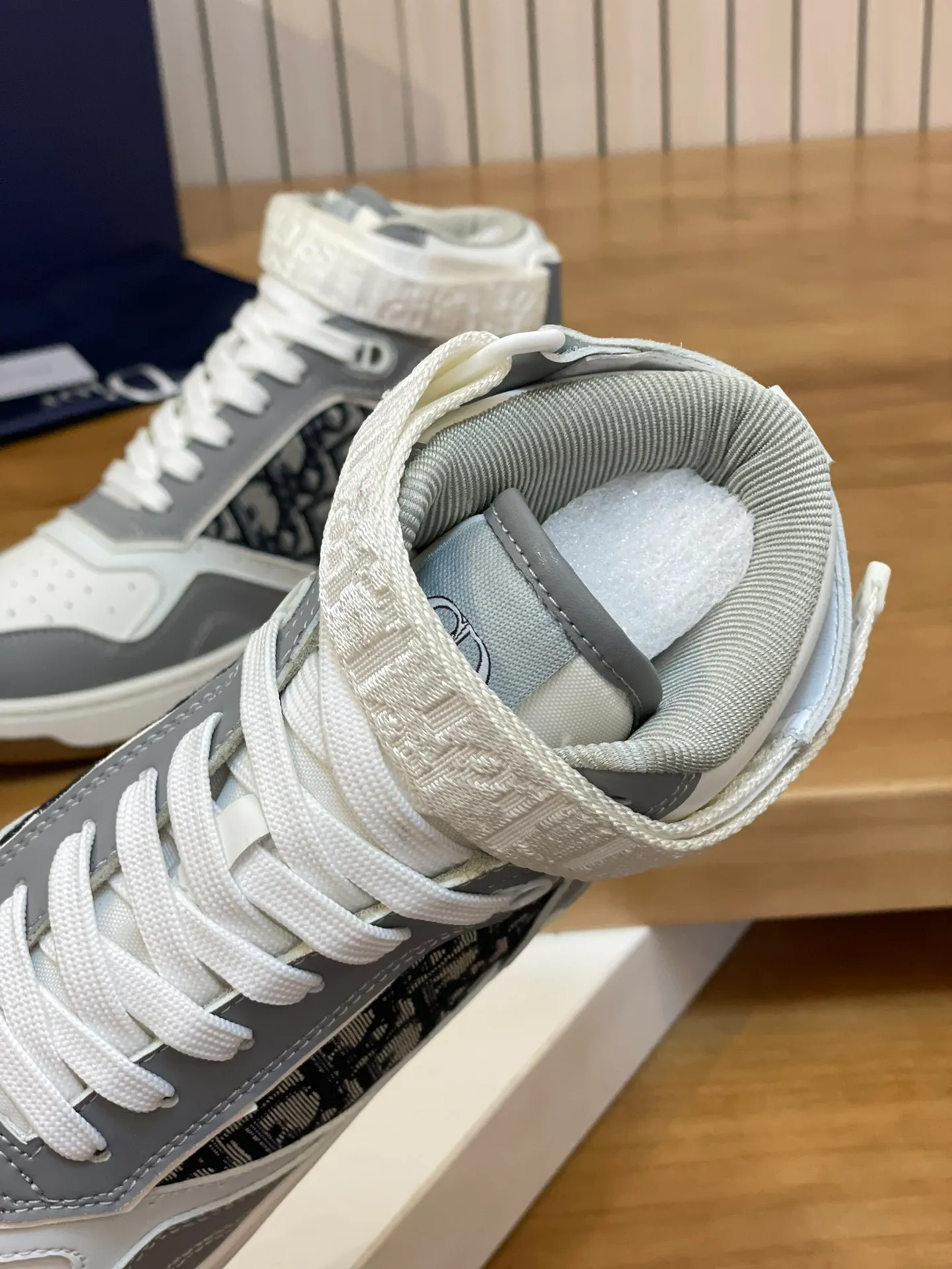 Men's shoes: 💰P460¥ Product trademark: Dior* "Dior*" high-top casual shoes Regular size: 38-44 (can be customized to 45.46) Product materials: Upper imported cowhide stitched with original fabric, breathable lining, original outsole. Number: 1006